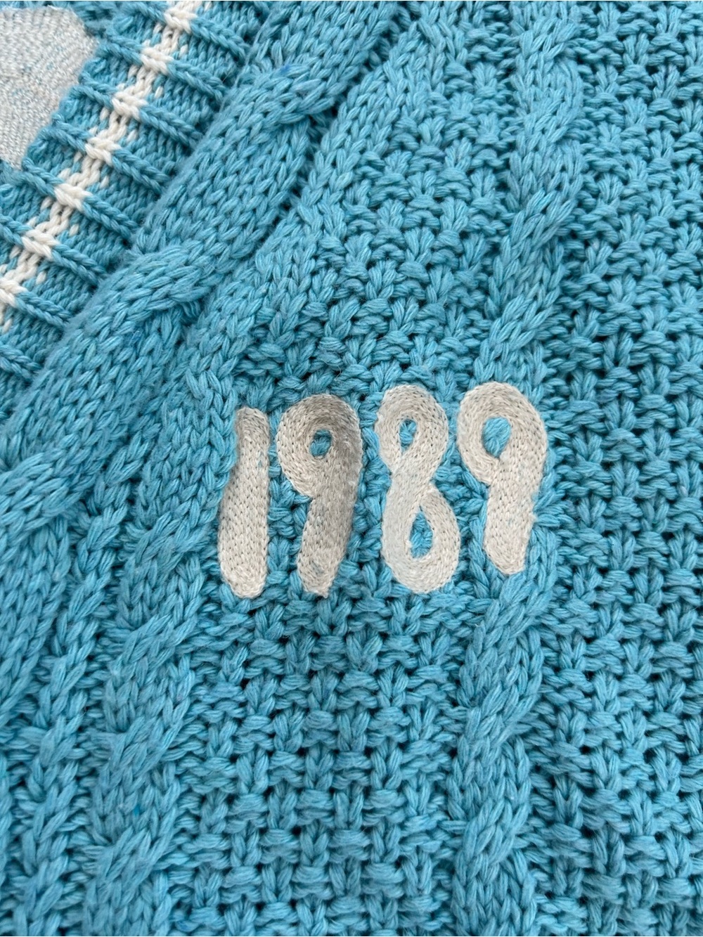 Taylor Swift 1989 Cardigan Taylor’s Version
M/L
Embroidered Seagulls
Cable Knit - Picture 5 of 14